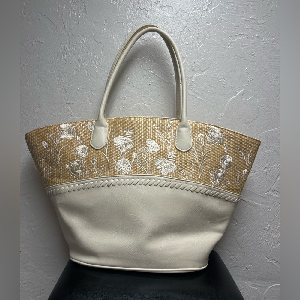 The Pioneer Woman Tan and White Tote Bag